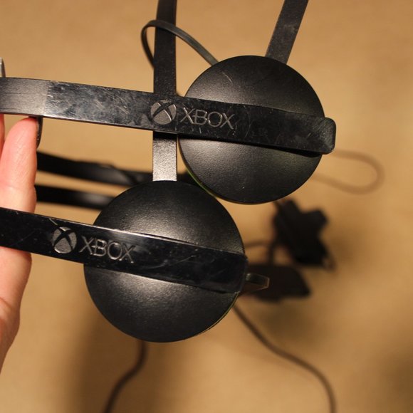 2 Microsoft Xbox One Chat Headsets - Picture 2 of 9